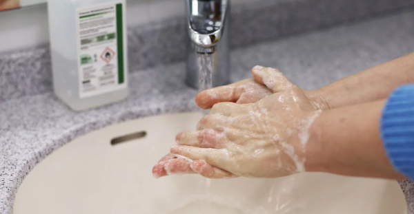 Rửa tay sạch sẽ sau khi mua hàng